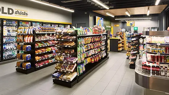 Intérieur d'un dépanneur.